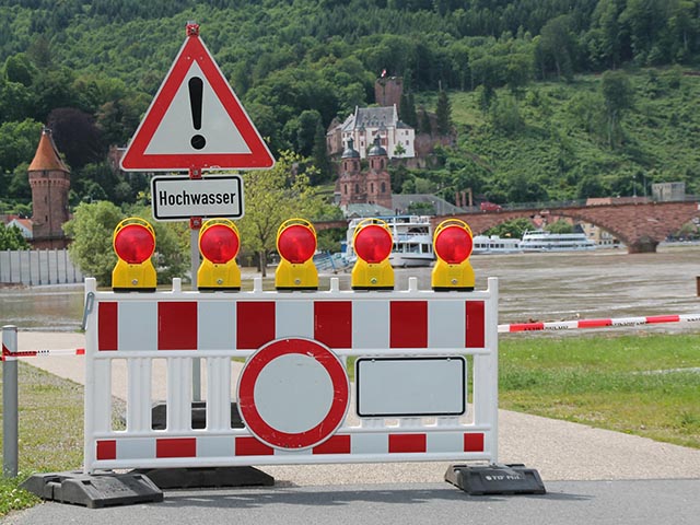 Dieses Bild zeigt eine Absperrung mit der Aufschrift "Hochwasser". Bild von Heiko Girschek auf Pixabay